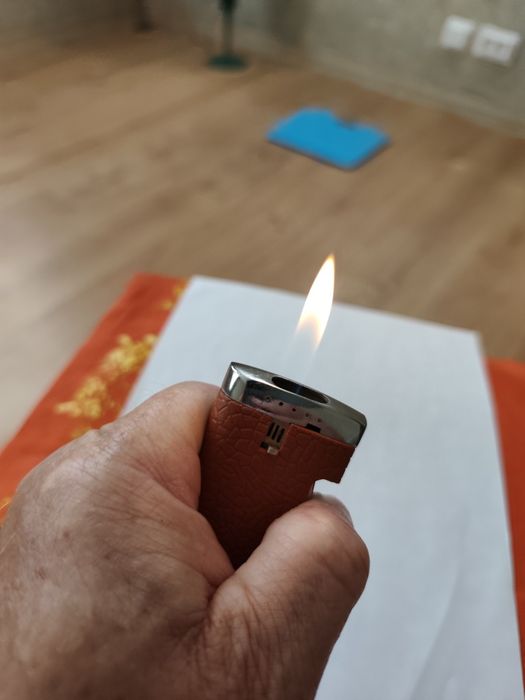 Зажигалка газовая