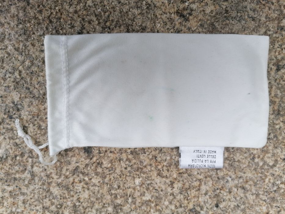 Bolsa de óculos em tecido da PRADA e da Benetton