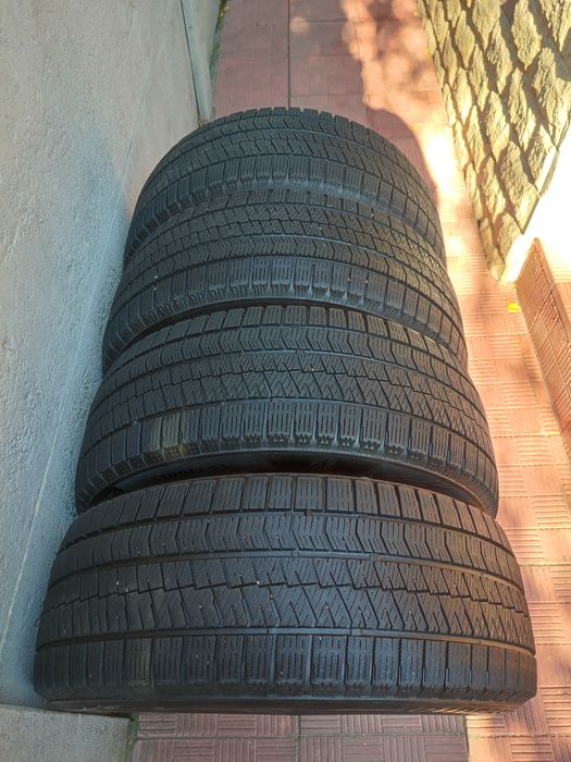Шини Bridgestone Blizzak VRX2 в розмірі 215/55 R17