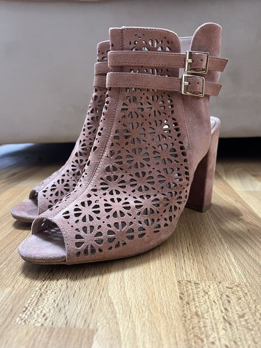 Босоніжки жіночі