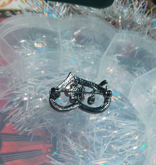 Продаю брошку сердечко