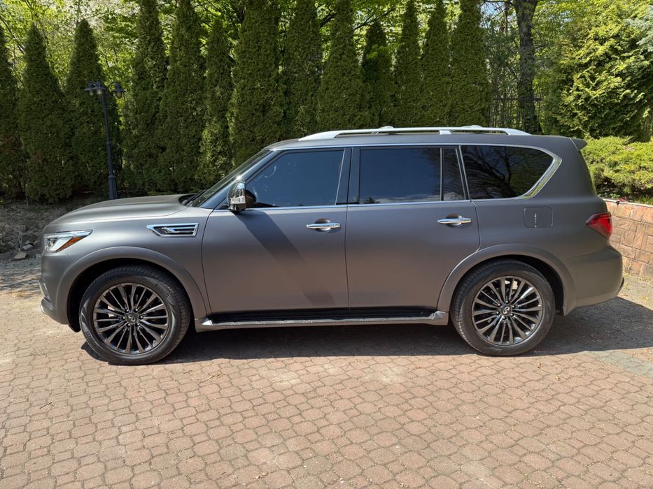 Samochód infiniti QX80
