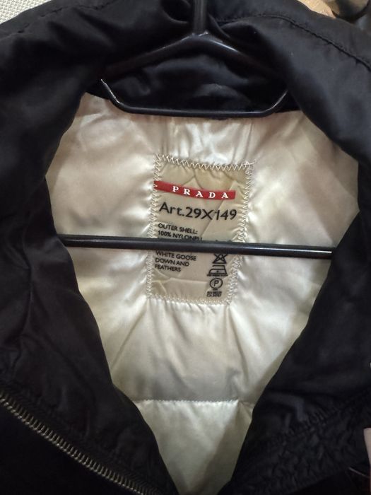 Чёрная жилетка Prada.