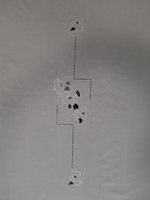 Cortinado bordado branco, usado