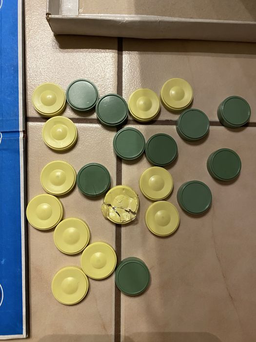 Warcaby gra planszowa zniszczona