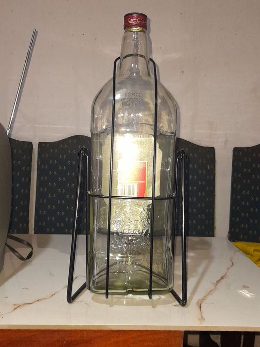 Glass bottle.439330587028367363