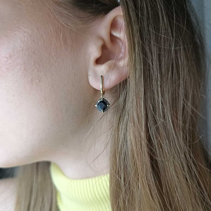 Złote kolczyki z czarnymi diamentami E93169 Y A BAG ADIAMO