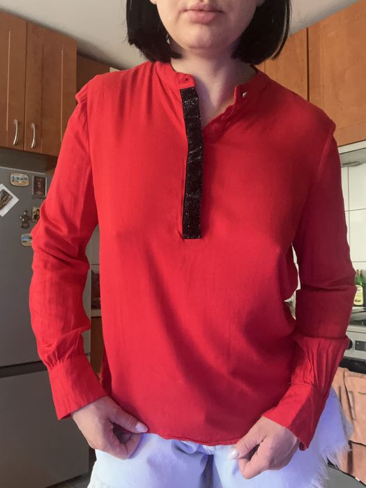 Koszula moodo czerwona wiskoza długi rękaw ozdobny dekolt połysk