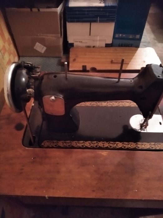Продаю старые ножные швейные машинки
