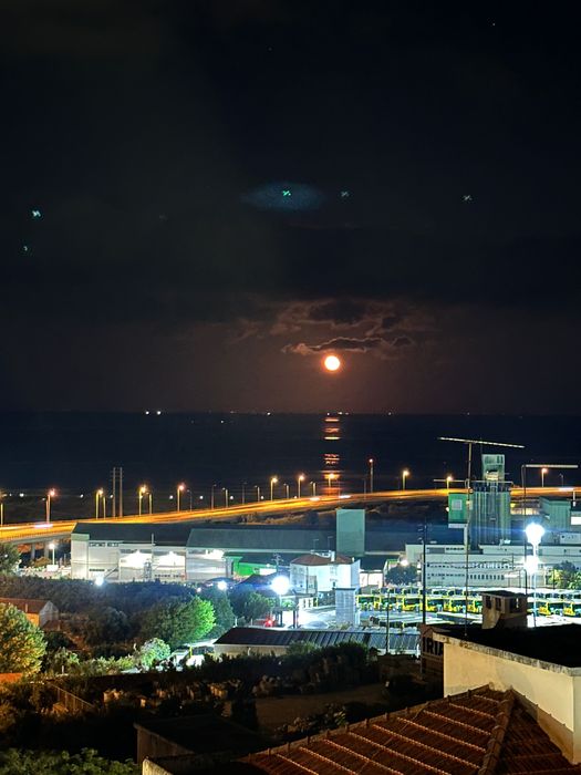 QUARTO C/ VARANDA , para SOLTEIROS H/M , PROX ao comboio Sta iria