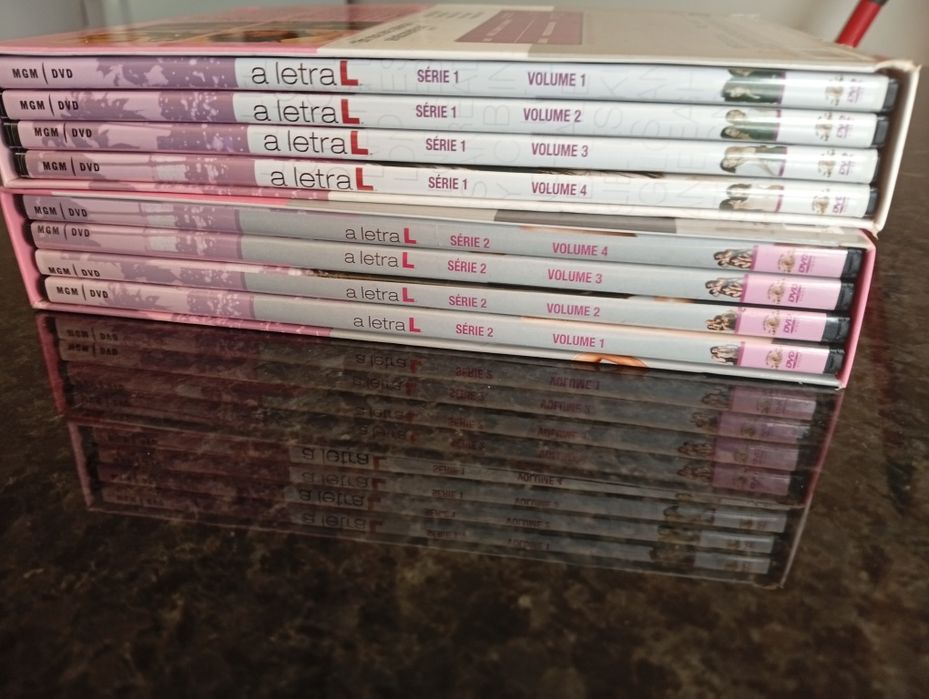 Vendo DVD da série "A Letra L"