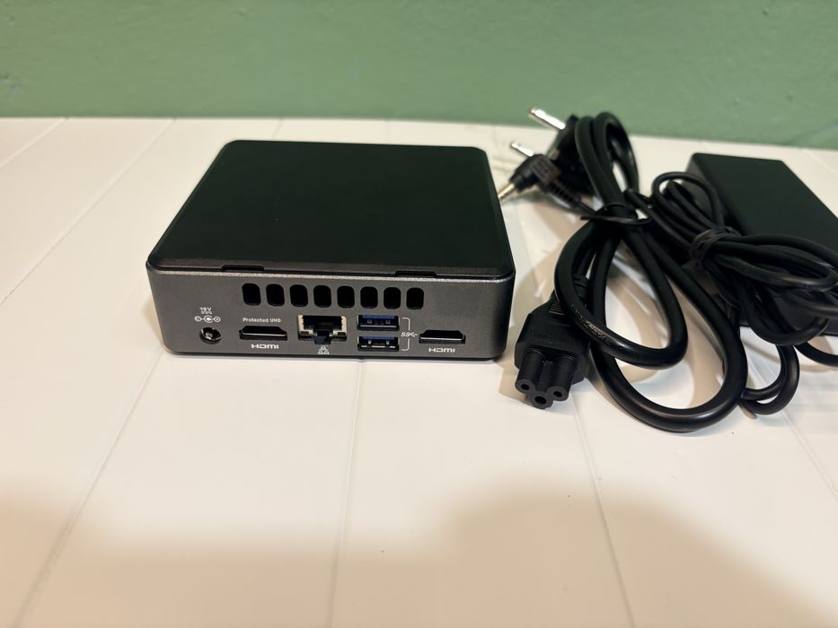 Mini PC komputer Intel NUC NUC7i3DNKE