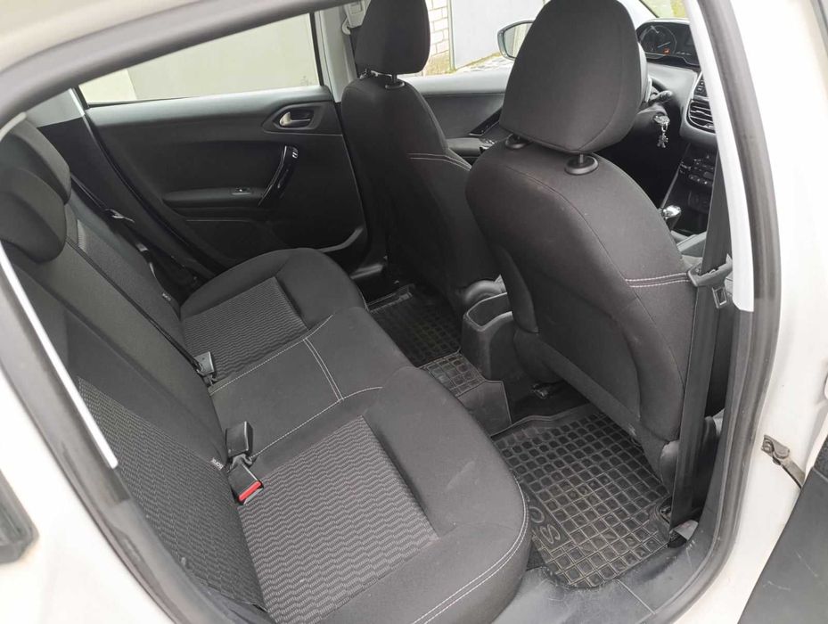 Peugeot 208 2017 року 1.2 л./бензин