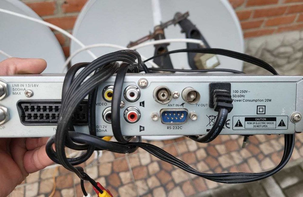 Супутникові антени з тюнером