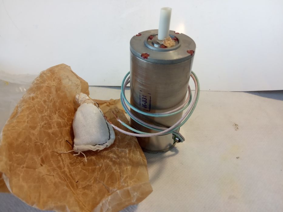 Электродвигатель может применяться в кассетных магнитофонах.