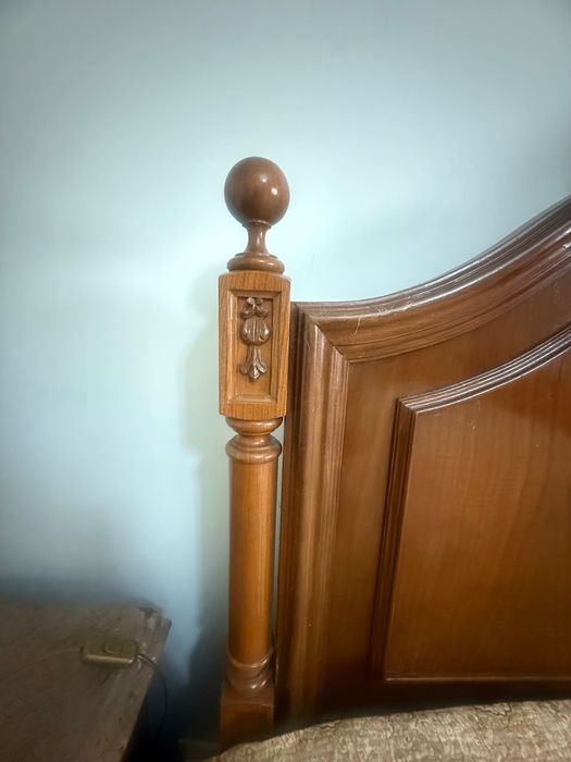 Cama, mesinha de cabeceira, cómoda e colchão