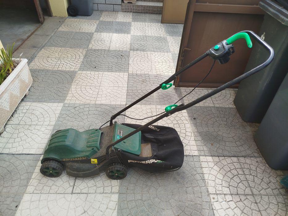 Máquina de cortar relvam