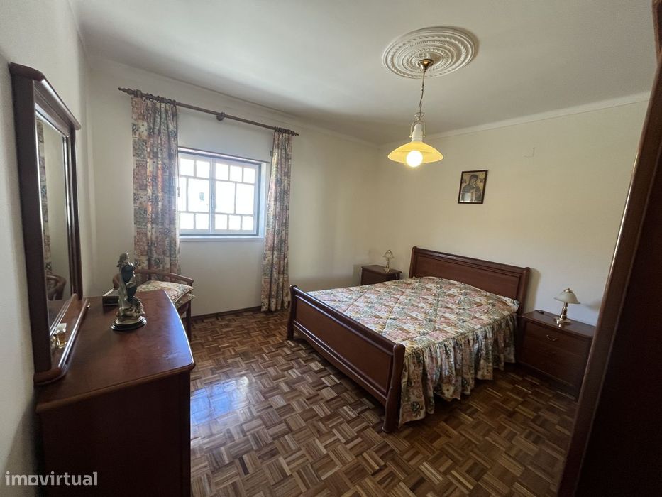 Apartamento T2 na Praia de Paredes de Vitória com varanda e garagem
