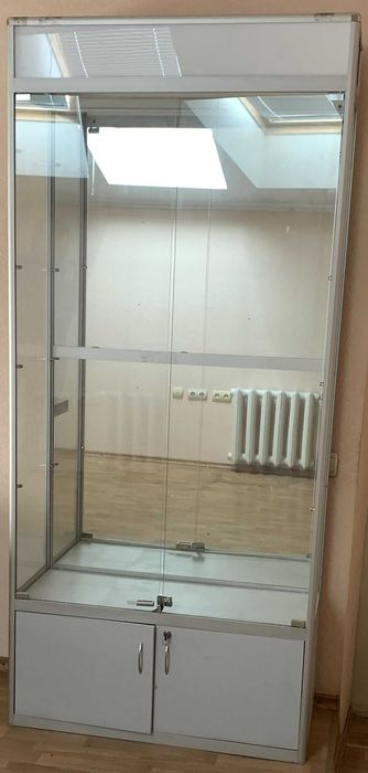 Стеклянный шкаф-витрина
