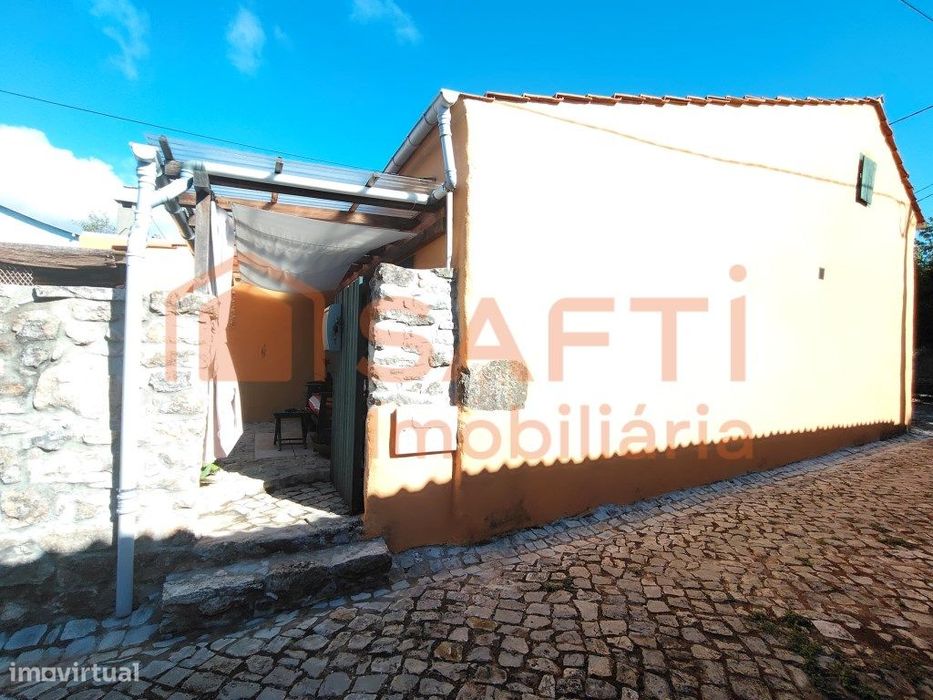 Moradia T3 Com Jardim, Oficina E Estacionamento.