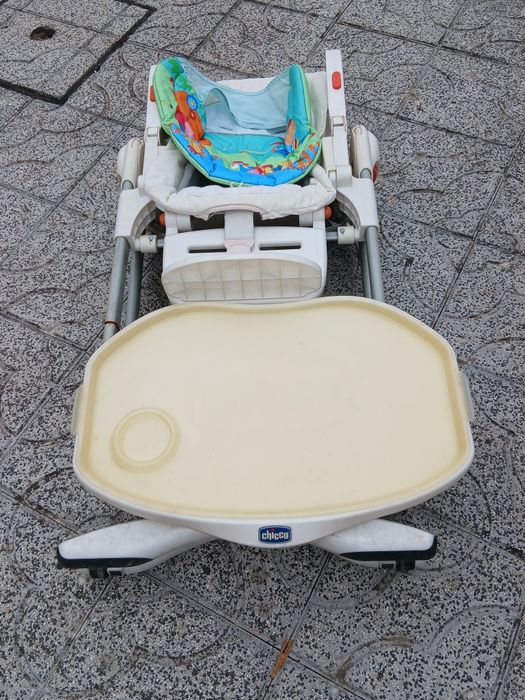 Vendo CADEIRA DE PAPA da CHICCO com cintos e tabuleiro que fecha a funcionar muito bem. Possibilidade de entrega