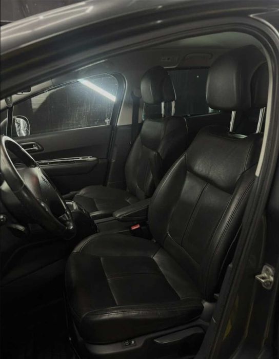 Автомобіль Peugeot 5008.