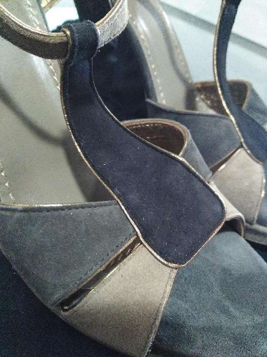 Par de sandálias Yves Saint Laurent, 38 1/2, usados apenas uma vez.