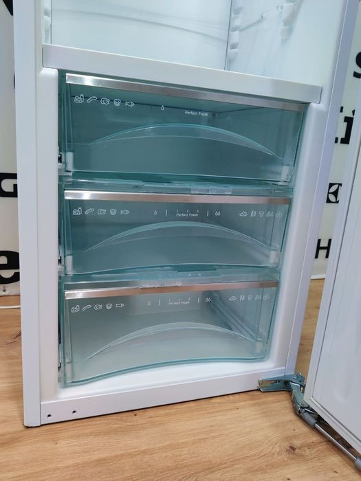 MIELE™ K 9758 iDF-4. PREMIUM. Встраиваемый холодильник. Bio-Fresh. DE.