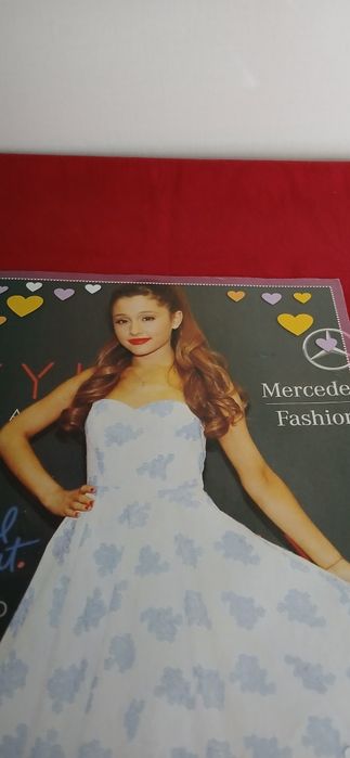 Poster Ariana Grande,  novo