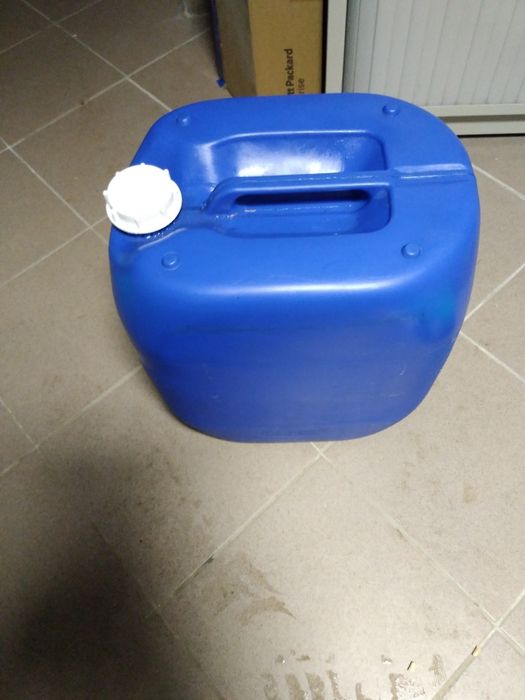 Baniak kanister 30 litrowe.