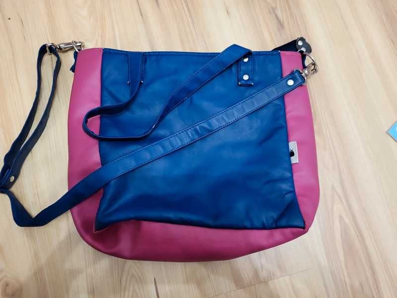 Torebka Mana Mana mieści A4