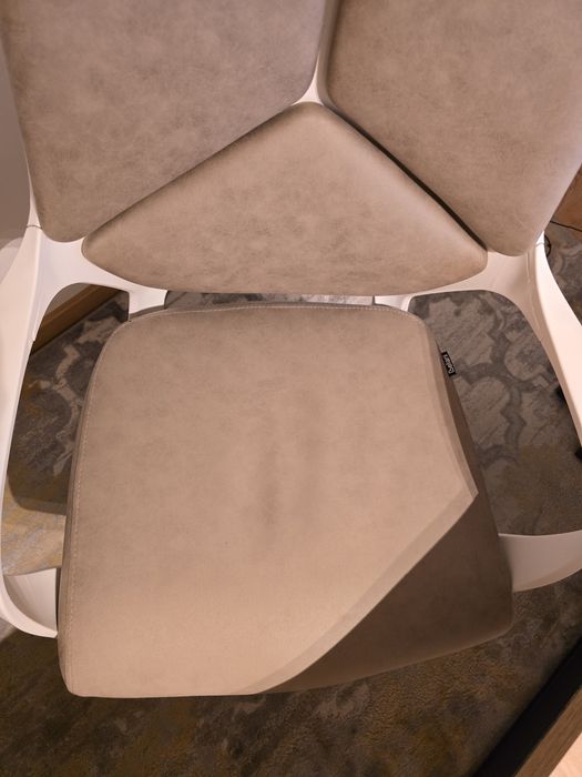 Cadeira escritório bege com estrutura branca