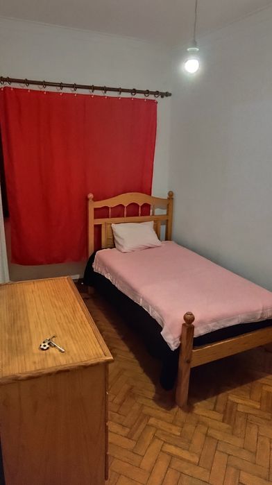 Arrendo quarto de solteiro 350 €