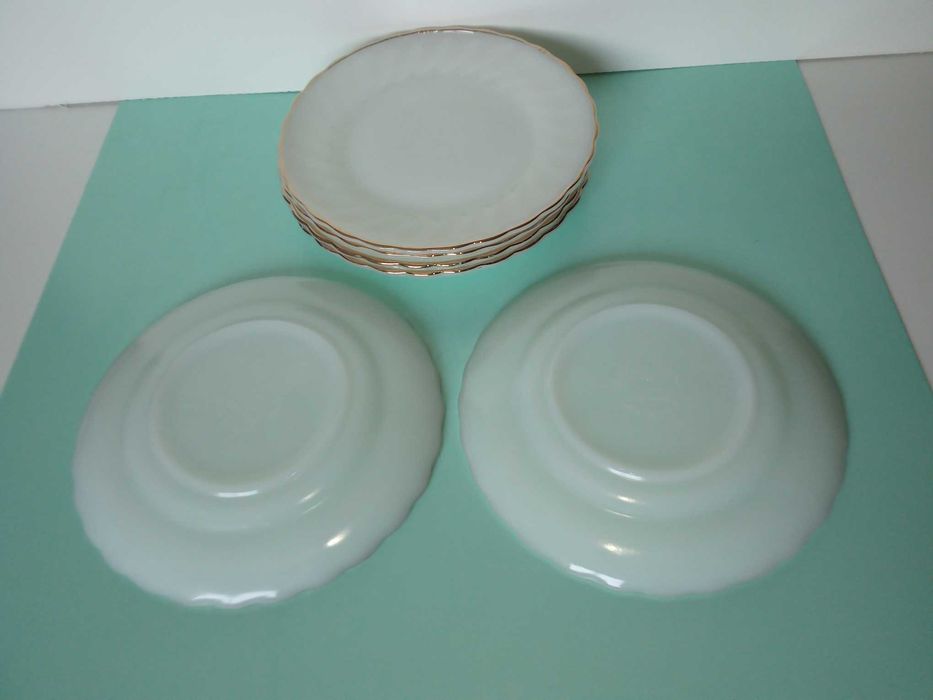 Pratos de sobremesa da marca Anchor Hocking, "Suburbia", made in USA