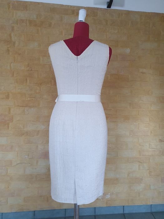 Sukienka na szerokich ramiączkach