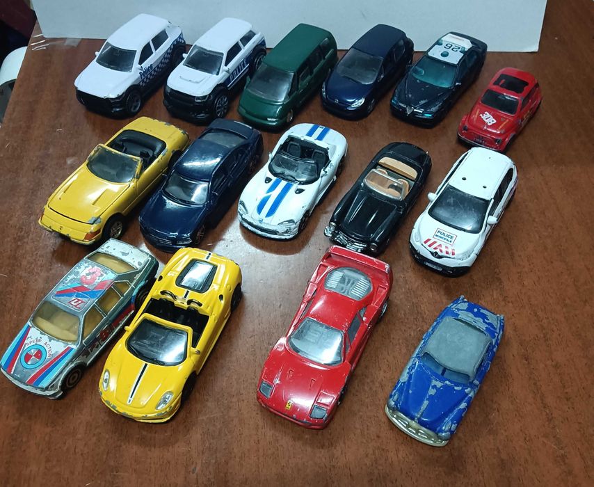 15 carrinhos  Antigos, bastante brincados e alguns com problemas