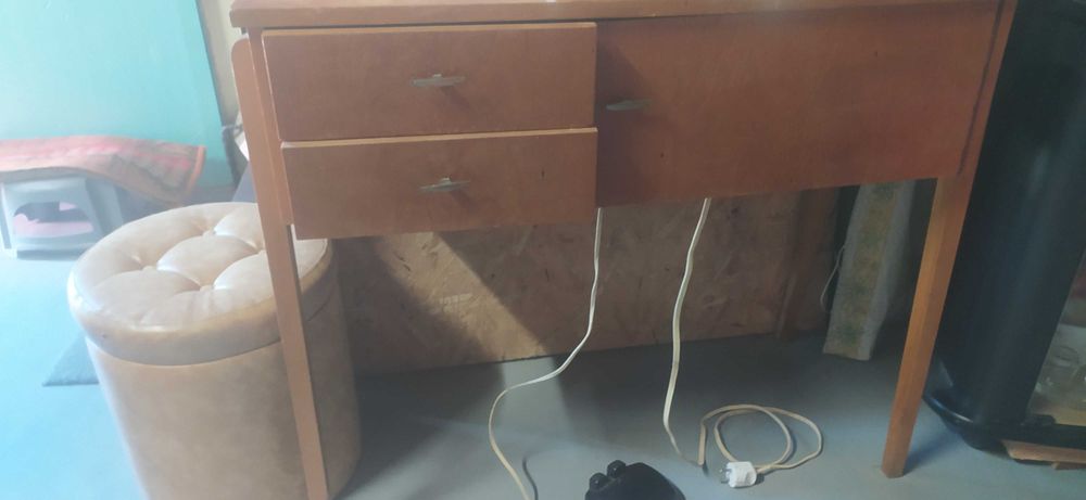 Maquina costura com móvel  e caixa discos para outros pontos