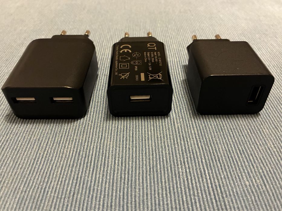Trzy kostki zasilające/ładowarki USB-A