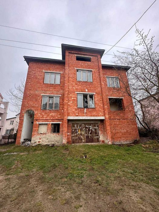 Продається будинок з літньою кухнею в с Черніїв. Ділянка 15 сот.
