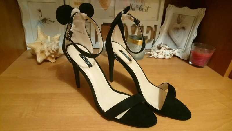 Czarne sandałki na obcasie typu Myszki Minnie rozmiar 39