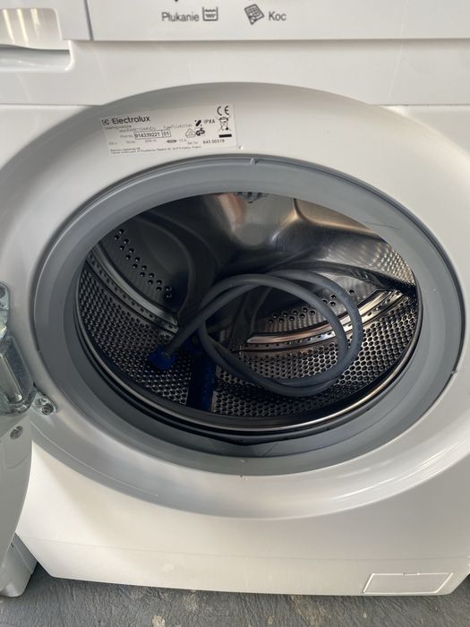 Пральна машина Electrolux. Вузька