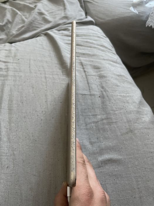 Планшет apple ipad air 2 справний все працює. Стан на фото. Можна на запчастини