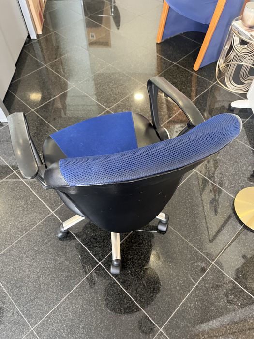 Cadeira escritório azul e preta