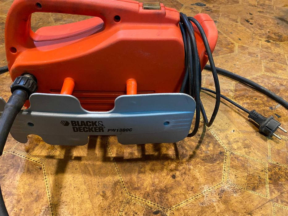 Б.У. мини мойку Black&Decker PW1300 в отличном рабочем состоянии.