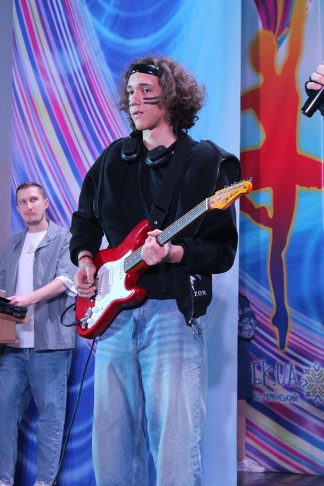 Викладач гри на гітарі