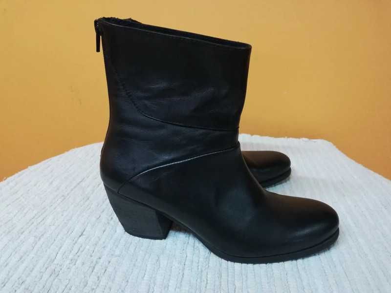 Botas pretas de pele