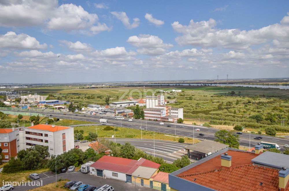 Apartamento T3 com Vista de Rio e Luz Natural | 9º Andar com Elevad...