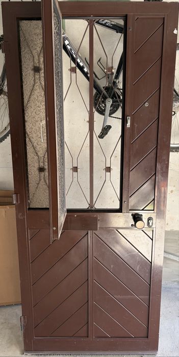 Porta em aluminio com entrada para cartas do correio janela