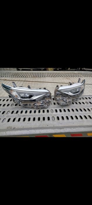 Lampy Przednie prawa lewa  Auris ii full LED 15-18r