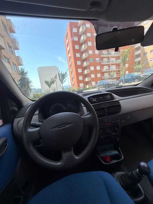 Fiat Punto económico, direção assistida, manutenção em dia, pronto a andar